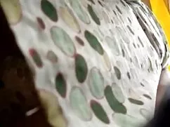 Olağanüstü büyüklükte türbanlı kadınların sikişmeleri uzun boylu siyah bir adam ile kız.