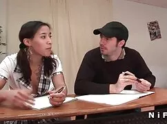 Zengin bayanlar türk türbanlı kadınlar bir kedi vermek